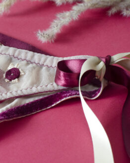 focus broderie petite rose maison finou Culotte à plat rose poudrée avec une broderie d'une petite rose bordeaux sur le coté en haut