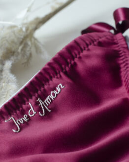 gros plan broderie ivre d'amour maison finou Culotte à plat bordeaux avec une broderie ivre d'amour sur le devant au milieu