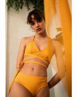 1-FEMME-DEBOUT-MUR-BRIQUE-HAUT-DE-MAILLOT-LACE-JAUNE)BAS -TAILLE-BASSE-