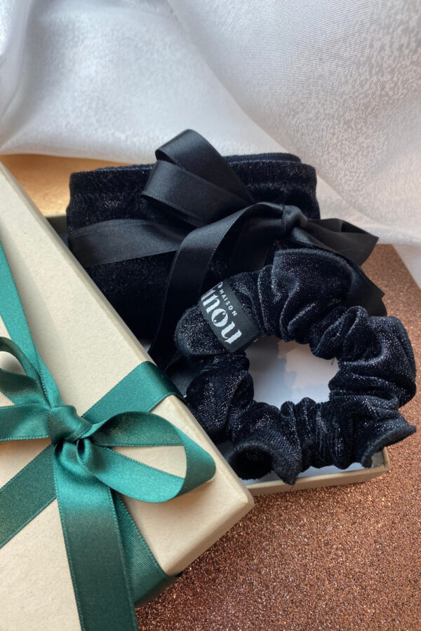 Coffret cadeau ouvert avec une culotte nouee en velours noir paillettes et son chouchou assortie, en velours noir paillettes egalement