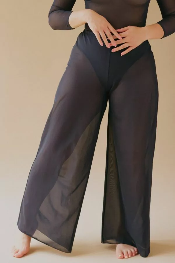 Femme debout portant un pantalon en tulle stretch noir italien