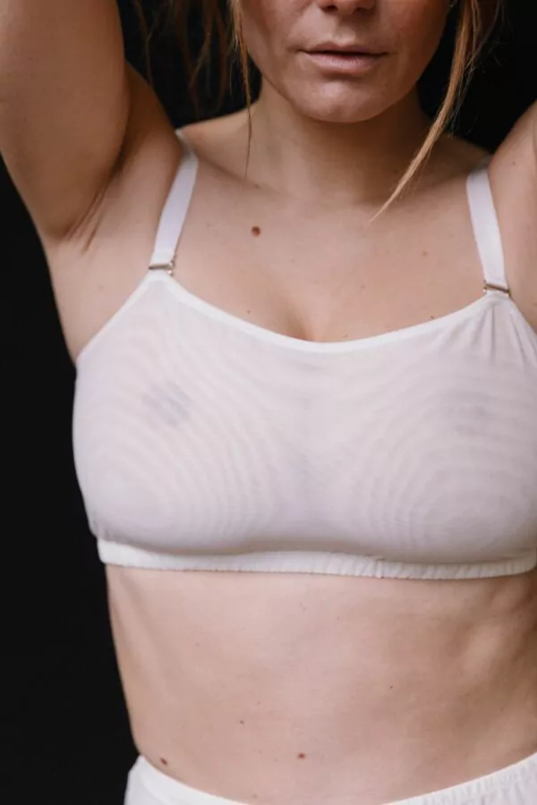 Femme portant une brassière blanche de mariage en tulle stretch italien blanc doublé sur le devant